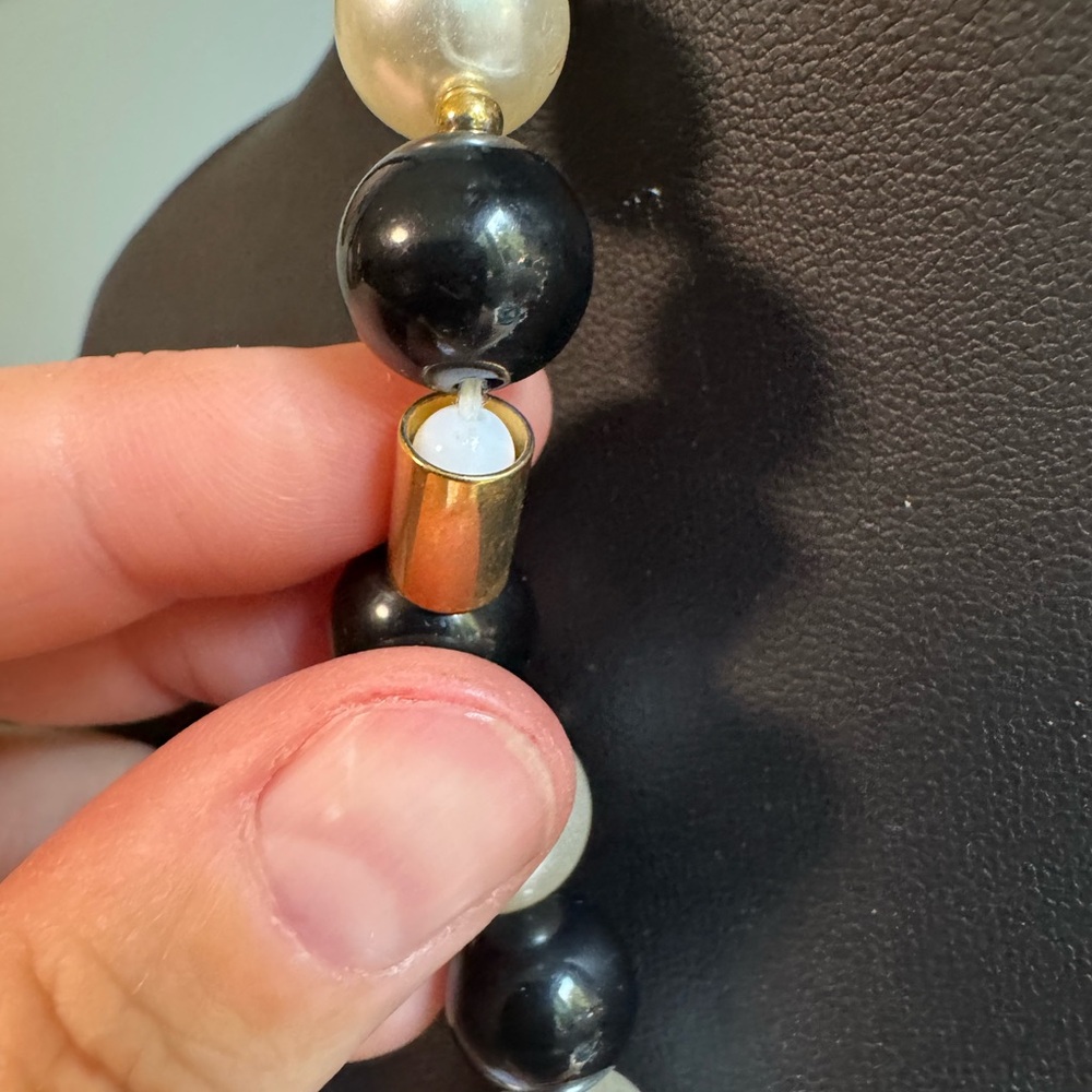 🫟3/$25🫟 Vintage faux pearl and black beads necklace. - Picture 4 of 5